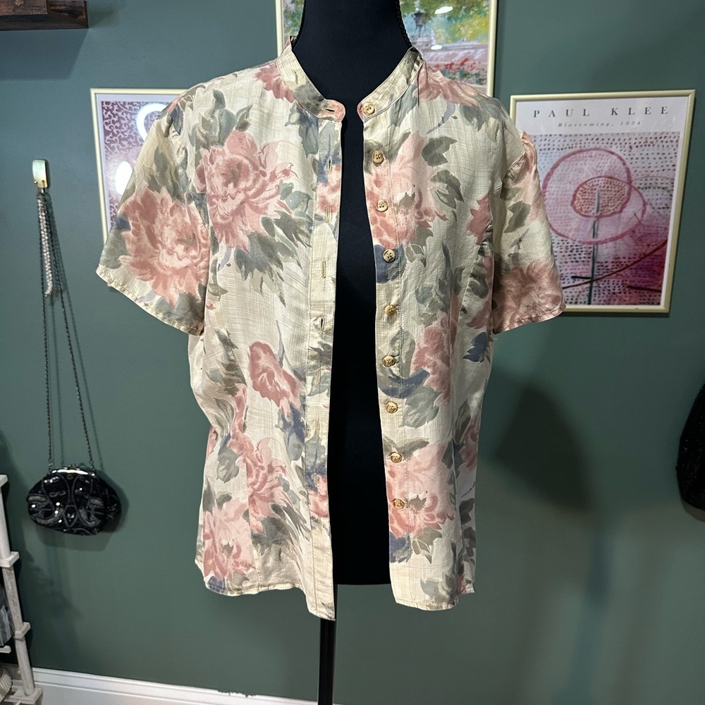 Vintage Silk Floral Button-Up Shirt Women’s size M 🦄